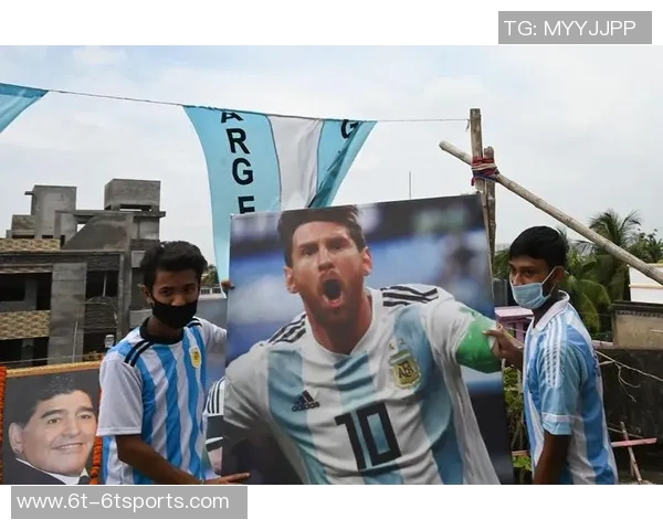 梅西训练引发球迷热潮自带便当混入场地成热议话题 梅西训练引发球迷热潮自带便当混入场地成热议话题