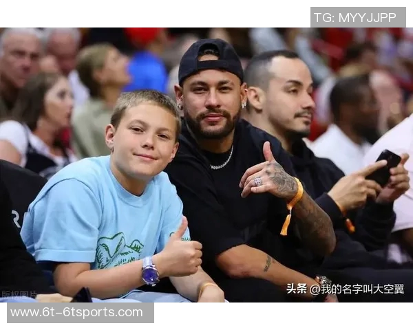 内马尔因伤缺阵携女儿现身球场为桑托斯加油助威